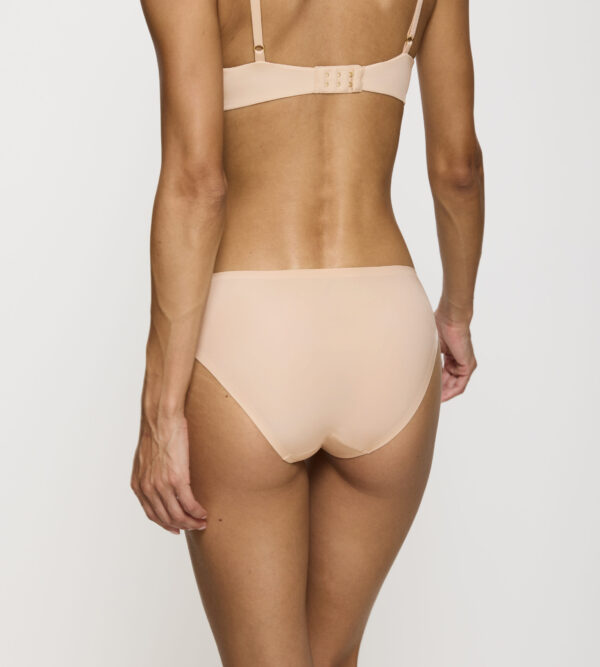 BODY MAKE-UP ESSENTIALS TAI Бежевый