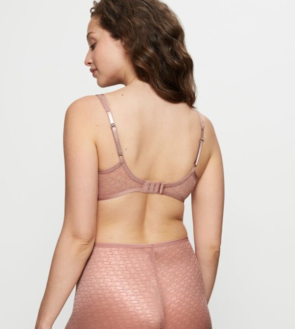 TRIUMPH SIGNATURE SHEER W01 EX Миндальный