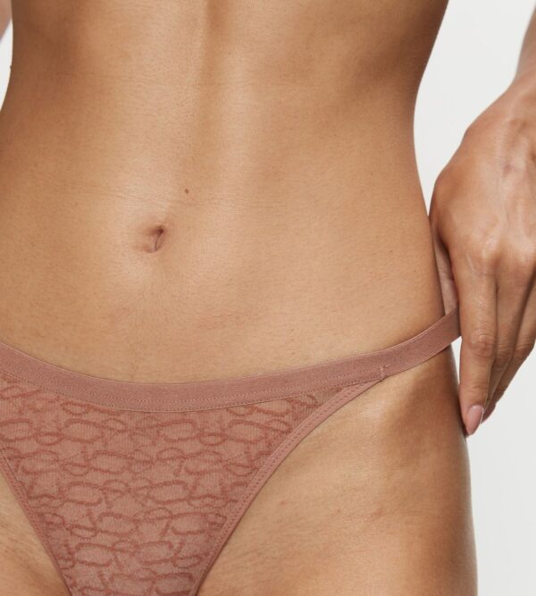 TRIUMPH SIGNATURE SHEER STRING Миндальный