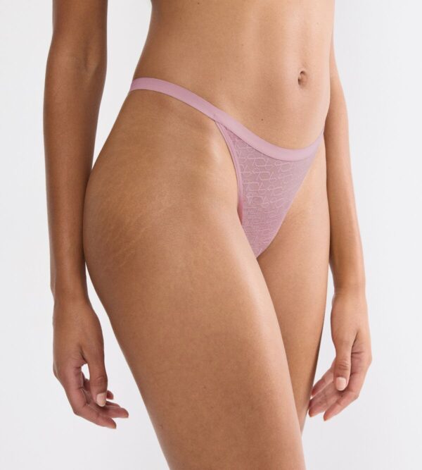 TRIUMPH SIGNATURE SHEER STRING Цветочный поцелуй