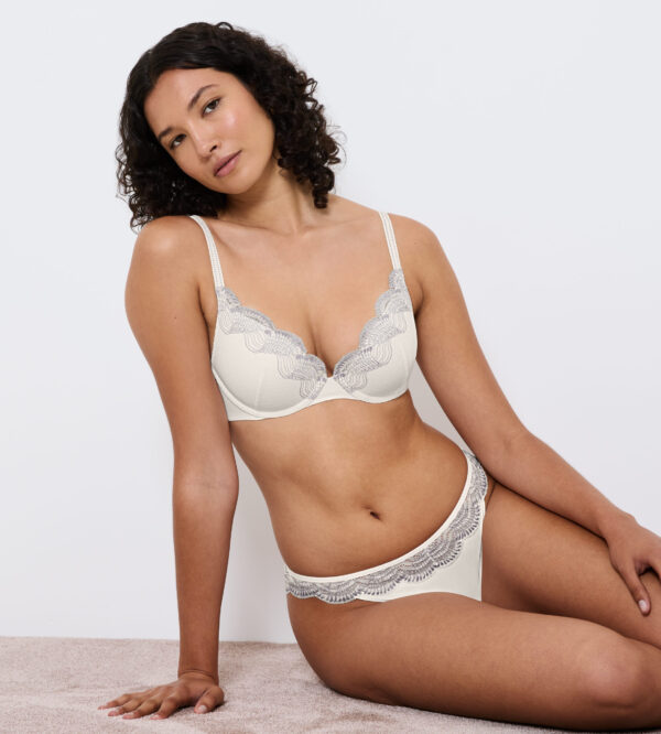 TRIUMPH СOMFORT GLAM WHU Белый шёлк